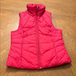 Down Filled Women’s Kenneth Cole Reaction Red Winter Puffer Vest Size Small EUC